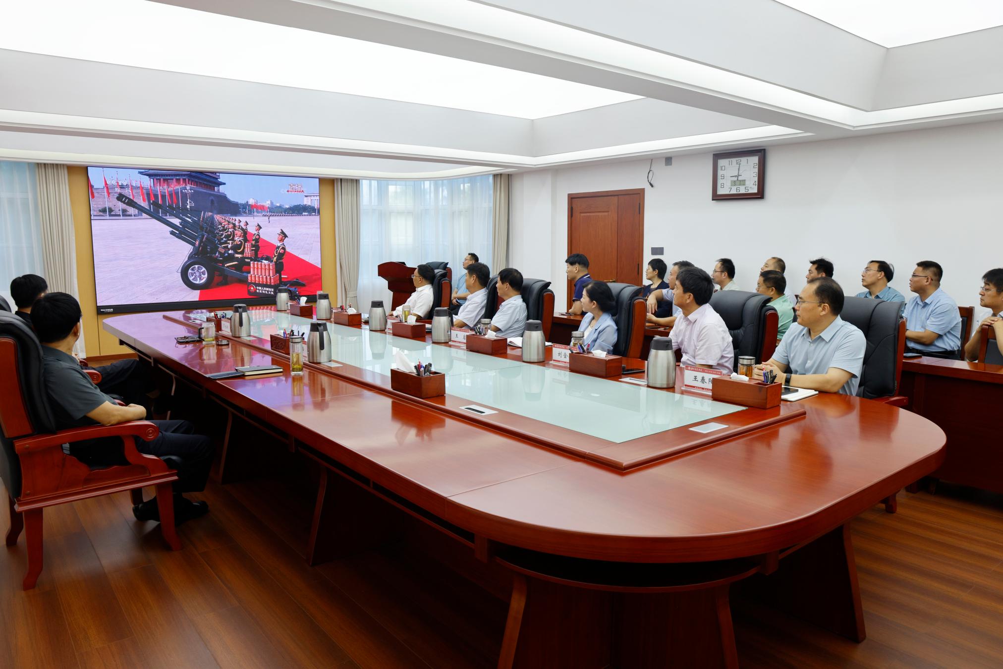 华亿体育登录党委理论学习中心组集中收看纪念中国人民抗日战争暨世界反法西斯战争胜利80周年大会 (3).jpg