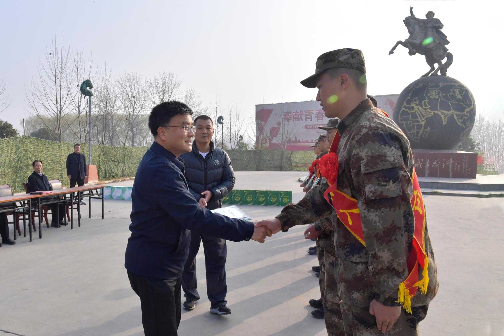 1副校长刘红林为新兵颁发华亿体育登录“优秀大学生”奖牌.jpg