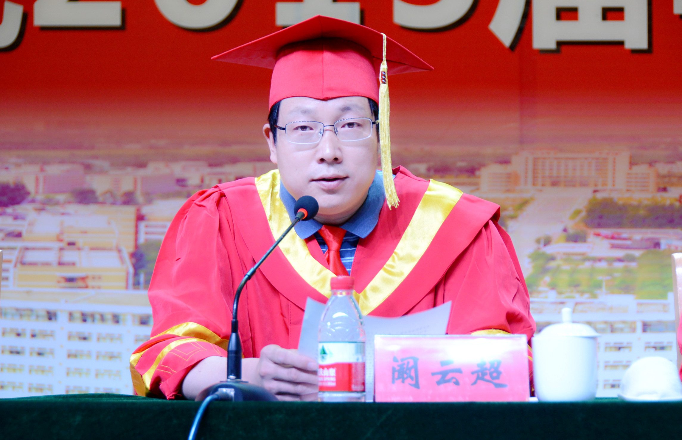 6副校长阚云超宣读《华亿体育登录关于授予2015届张婷婷等5811名普通本科毕业生学士学位的决定》.jpg